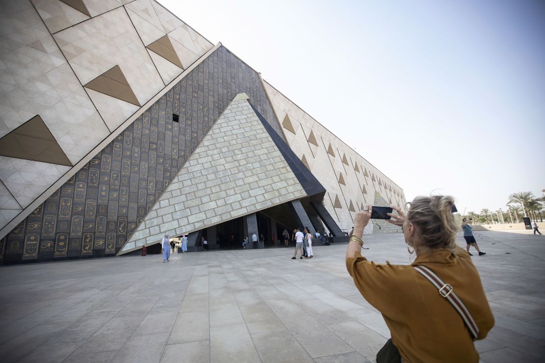 Hurghada: Grand Egyptian Museum, Pyramids & Sphinx Day Tour
